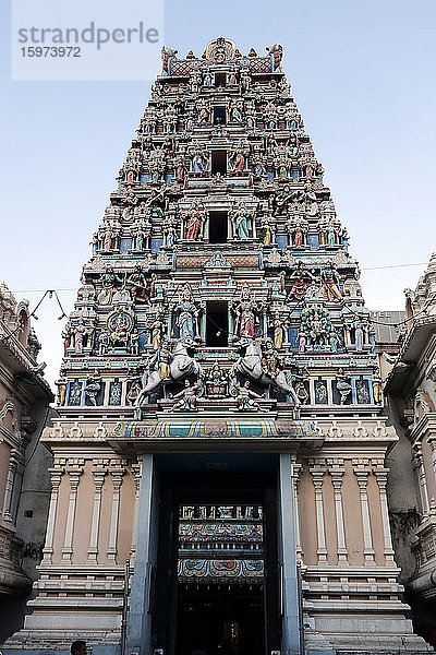 Hinduistische Götter schmücken den fünfstöckigen Raja Gopuram  Sri Mahamariamman Hindu-Tempel  Kuala Lumpur. Malaysia  Südostasien  Asien