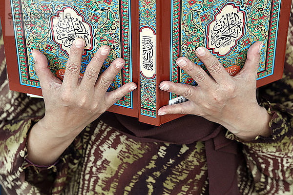 Muslimische Frau  die den Koran liest  Die nationale Moschee (Masjid Negara)  Kuala Lumpur  Malaysia  Südostasien  Asien