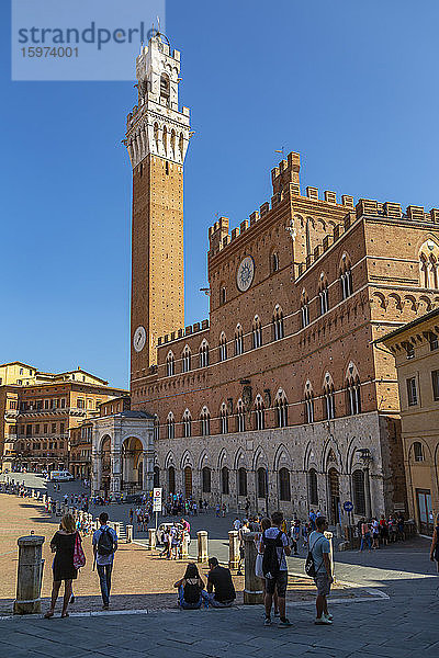 Blick auf die Piazza del Campo mit dem Palazzo Comunale  UNESCO-Weltkulturerbe  Siena  Toskana  Italien  Europa