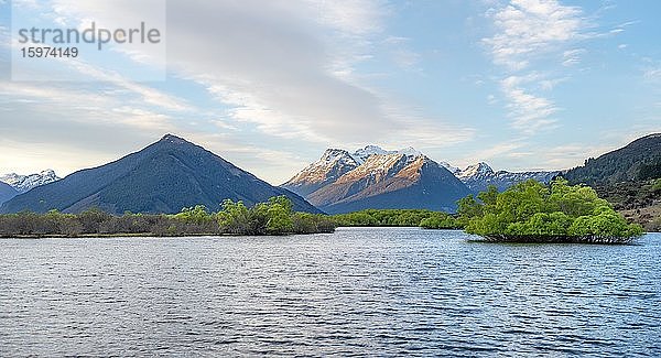 Berge und See im Abendlicht  Glenorchy Lagune  Glenorchy  bei Queenstown  Südinsel  Neuseeland  Ozeanien