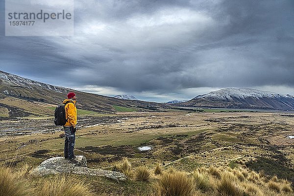 Wanderer männlich  blickt über das Rangitata River Valley  Ashburton Lakes  Ashburton  Canterbury  Neuseeland  Ozeanien