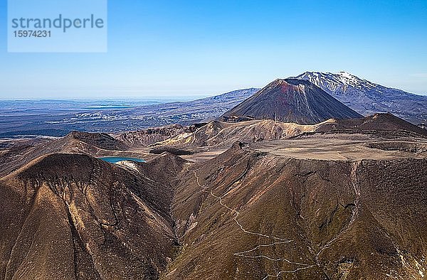 Luftaufnahme  Blue Lake and Mount Tongariro  hinten Mount Ngauruhoe and Mount Ruapehu  Tongariro Nationalpark  Nordinsel  Neuseeland  Ozeanien