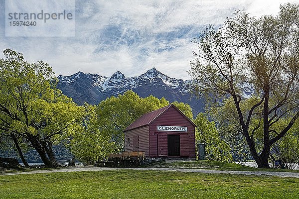 Rote Hütte am Lake Wakatipu  Schiffsanlegestelle  Glenorchy bei Queenstown  Südliche Alpen  Otago  Südinsel  Neuseeland  Ozeanien