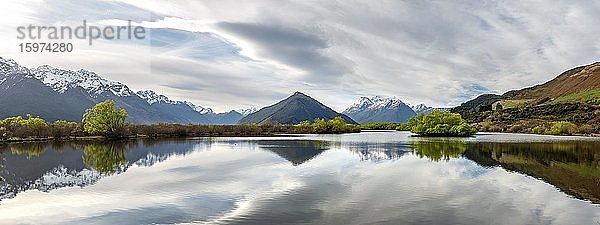 Berge spiegeln sich im See  Glenorchy Lagune  Glenorchy  bei Queenstown  Südinsel  Neuseeland  Ozeanien
