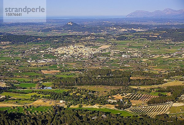 Ausblick vom Berg Puig de Randa über Inselinneres mit Ortschaft Montuïri  Region Pla de Mallorca  Mallorca  Balearen  Spanien  Europa