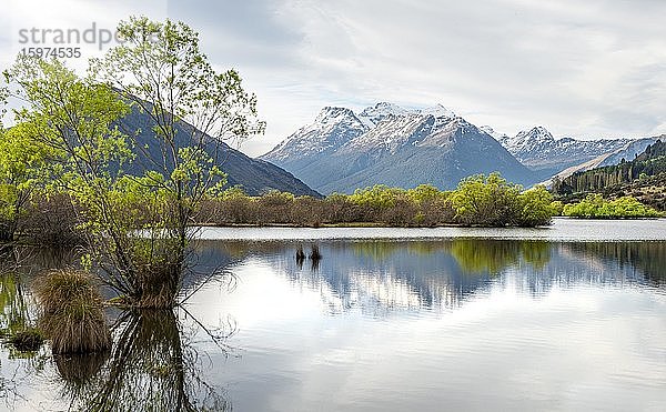 Berggipfel spiegeln sich im See  Glenorchy Lagune  Glenorchy  bei Queenstown  Südinsel  Neuseeland  Ozeanien