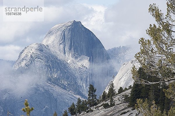 Granit-Berg Half Dome  Nebelschleier  Ausblick vom Olmsted Point  Yosemite-Nationalpark  Kalifornien  USA  Nordamerika