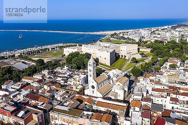 Luftaufnahme Castello Svevo und Cathedral Basilica of Saint Mary 'Maggiore'  Region Trani  Barletta  Apulien  Italien  Europa