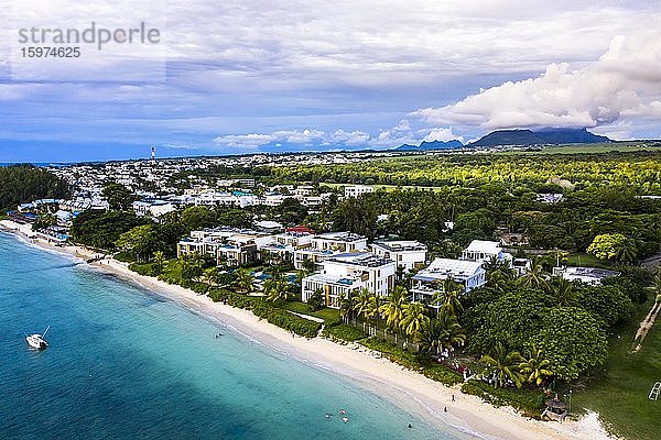 Luftaufnahme  der Strand von Flic en Flac und Palmen  Mauritius  Afrika