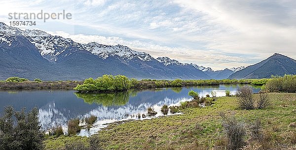 Berge spiegeln sich im See  Glenorchy Lagune  Glenorchy  bei Queenstown  Südinsel  Neuseeland  Ozeanien