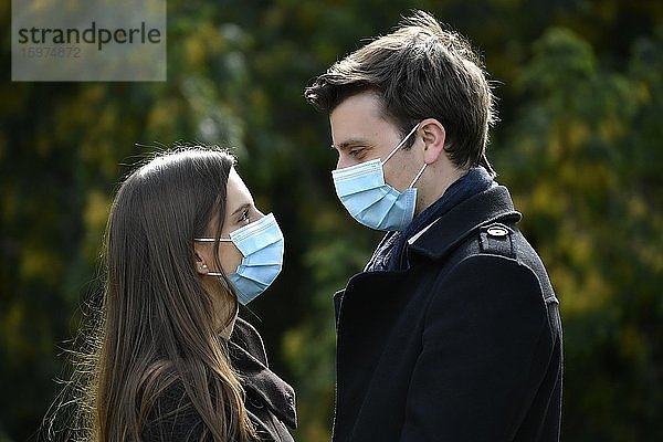 Junges Paar mit Mundschutzmaske  Face-to-face. Corona-Krise  Karlsruhe  Baden-Württemberg  Deutschland  Europa
