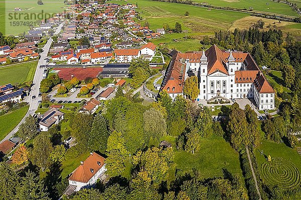 Luftaufnahme Kloster Schlehdorf mit Pfarrkirche St. Tertulin am Kochelsee  Schlehdorf Oberbayern  Bayern  Deutschland  Europa