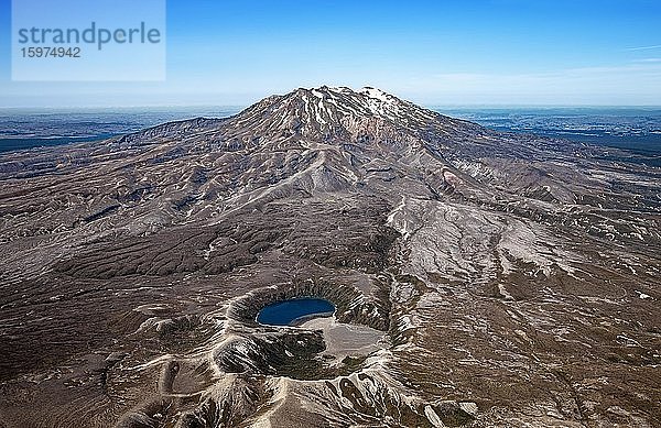 Luftaufnahme  Lower Tama Lake und Mount Ruapehu  Tongariro Nationalpark  Nordinsel  Neuseeland  Ozeanien. Vorne  Ozeanien