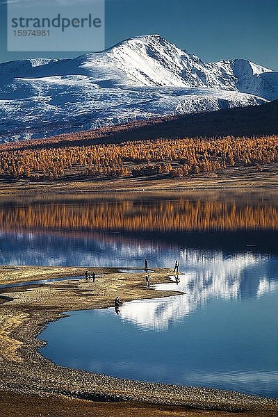 Herbst  schneebedeckte Berggipfel im Altai-Gebirge  Provinz BayanUlgii  Mongolei  Asien