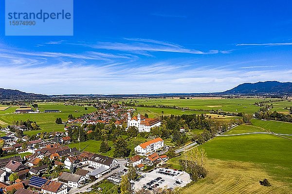 Luftaufnahme Kloster Schlehdorf mit Pfarrkirche St. Tertulin am Kochelsee  Schlehdorf Oberbayern  Bayern  Deutschland  Europa