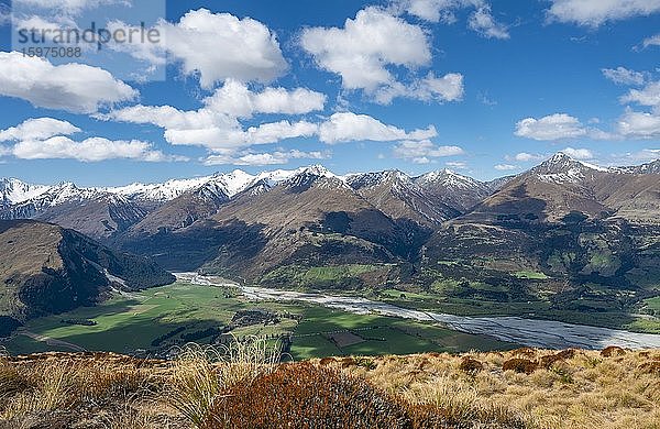 Ausblick vom Gipfel des Mount Alfred  Ausblick auf Dart River und Berglandschaft  Glenorchy bei Queenstown  Südliche Alpen  Otago  Südinsel  Neuseeland  Ozeanien