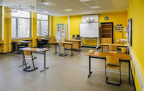 Klassenraum  Realschule Benzenberg anlässlich der Wiederaufnahme des Schulbetriebs  Corona Pandemie  Düsseldorf  Nordrhein-Westfalen  Deutschland  Europa