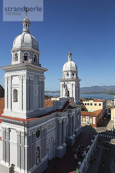 Die zweitürmige Catedral de Nuestra Señora de la Asunción im Parque Céspedes  Santiago de Cuba  Kuba  Mittelamerika