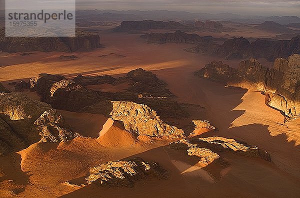 Wadi Rum Wüste bei Sonnenaufgang aus der Luft  Jordanien  Asien