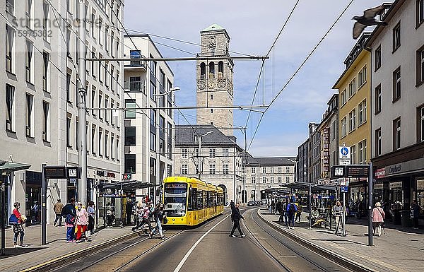 Stadtansicht mit Rathaus und Haltestelle für Bus und Strassenbahn  Innenstadt  Mülheim an der Ruhr  Ruhrgebiet  Nordrhein-Westfalen  Deutschland  Europa