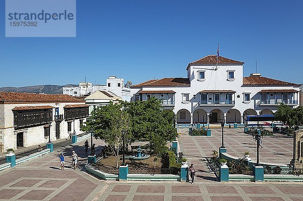 Parque Céspedes mit dem Rathaus auf der rechten Seite und der Casa Velázquez auf der linken Seite  Santiago de Cuba  Kuba  Mittelamerika
