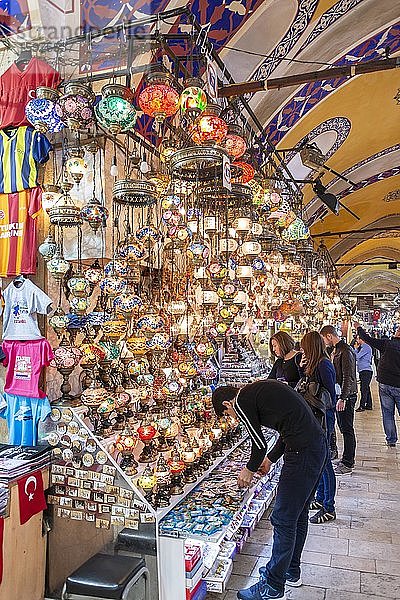 Laden mit Lampen  Kapali Çarsi  Großer Basar oder Grand Bazaar  Fatih  Istanbul  Türkei  Asien