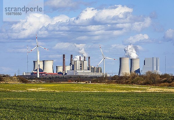 Windraeder im Windpark vor RWE Kraftwerk Neurath am Tagebau Garzweiler  Grevenbroich  Nordrhein-Westfalen  Deutschland  Europa
