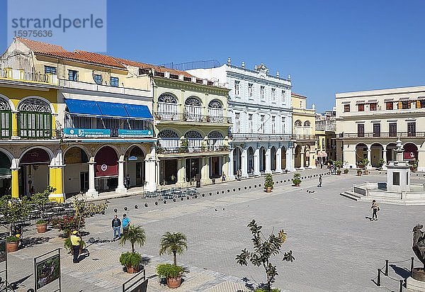 Plaza Vieja mit seinen restaurierten Gebäuden mit Säulengang  Habana Vieja  Havanna  Kuba  Mittelamerika
