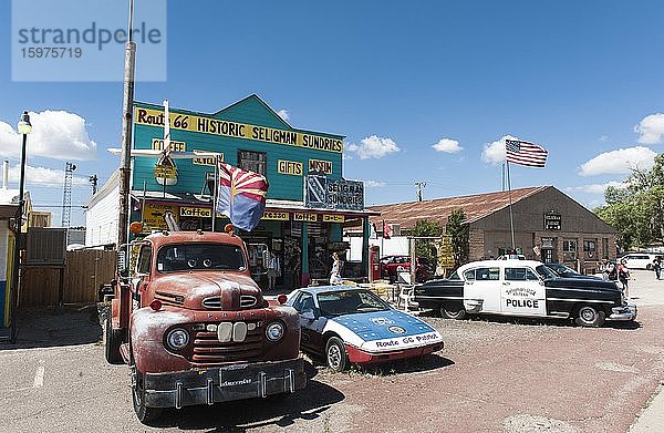 Alte Autos  Oldtimer vor Gemischtwarenladen Seligman Sundries  Historic Route 66  Seligman  Arizona  USA  Nordamerika
