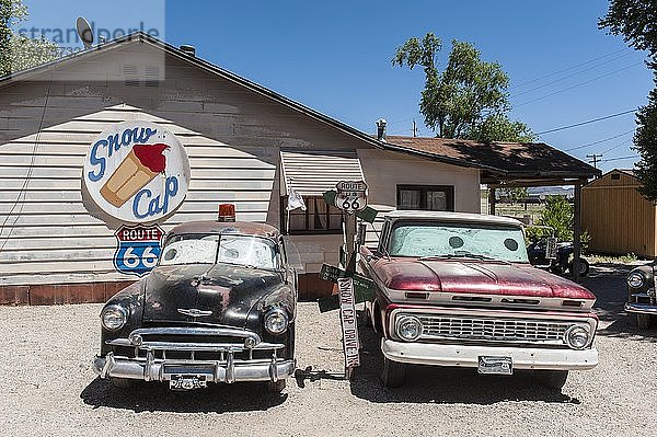 Alte Autos Oldtimer bei Gemischtwarenladen Delgadillo's Snow Cap  Historic Route 66  Seligman  Arizona  USA  Nordamerika