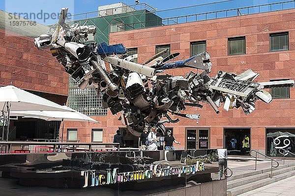 MOCA  Museum of Contemporary Art  Hof mit Kunstobjekt  Downtown Los Angeles  Los Angeles  Kalifornien  USA  Nordamerika