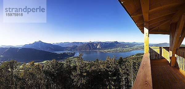 Blick vom Aussichtsturm Kulmspitze ins Mondseeland und Schafberg  Mondsee  Salzkammergut  Oberösterreich  Österreich  Europa