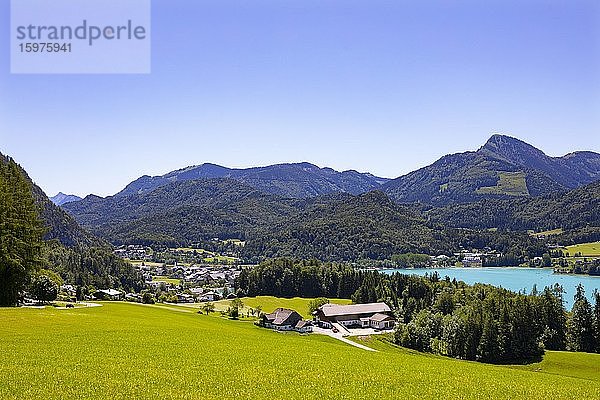 Panoramablick auf Fuschl am See und den Fuschlsee  Salzkammergut  Land Salzburg  Österreich  Europa