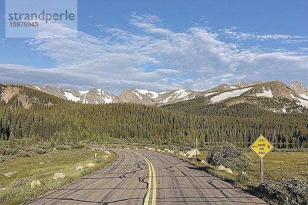 Straße zum Brainard Lake  hinten Indian Peaks Berggipfel  Rocky Mountains  Colorado  USA  Nordamerika