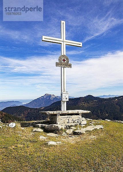 Gipfelkreuz auf der Loibersbacher Höhe  Osterhorngruppe  Faistenau  Salzkammergut  Land Salzburg  Österreich  Europa