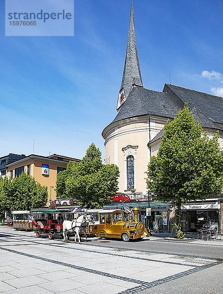 Fiaker und Bummelzug in der Fußgängerzone  Pfarrkirche Bad Ischl  Bad Ischl  Salzkammergut  Oberösterreich  Österreich  Europa