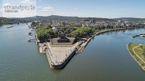 Deutsches Eck mit dem Reiterstandbild von Kaiser Wilhelm am Zusammenfluss von Rhein und Mosel in Koblenz  Rheinland-Pfalz  Deutschland  Europa