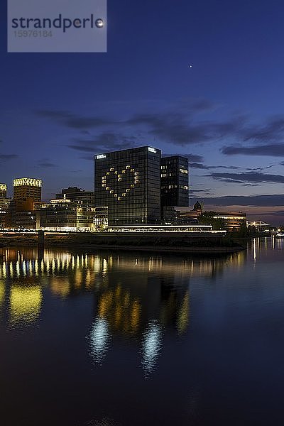 Hotel Hyatt Regency  beleuchtet mit Herz  geschlossen während der Corona-Pandemie  Abenddämmerung  Medienhafen  Düsseldorf  Nordrhein-Westfalen  Deutschland  Europa