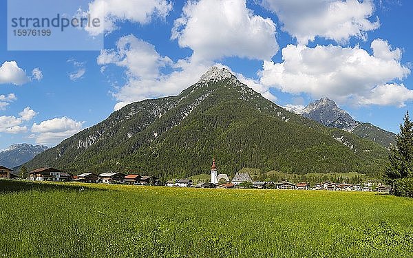 Sankt Ulrich am Pillersee mit Ulrichshorn  Pillerseetal  Tirol  Österreich  Europa