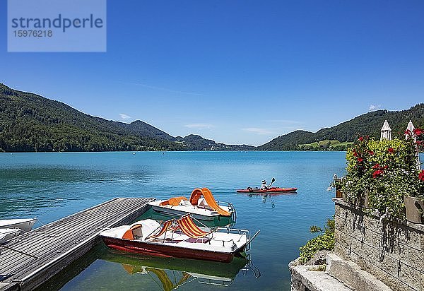 Tretboote am Bootssteg an der Seepromenade  Fuschlsee  Fuschl am See  Salzkammergut  Land Salzburg  Österreich  Europa