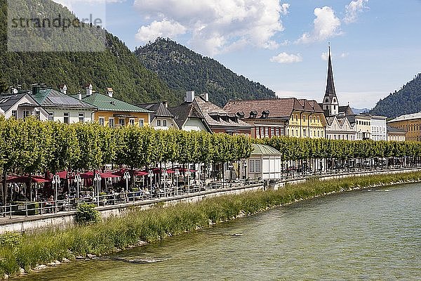Stadtansicht von Bad Ischl mit Fluss Traun  Esplanade mit Cafe Zauner  Salzkammergut  Oberösterreich  Österreich  Europa
