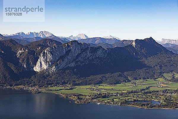 Blick vom Aussichtsturm Kulmspitze ins Mondseeland mit Drachenwand und Schober Mondsee  Salzkammergut  Oberösterreich  Österreich  Europa