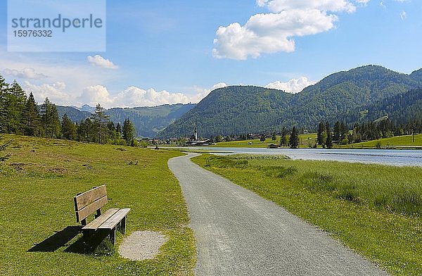 Gebirgssee  Wanderweg um den See  Pillersee  Sankt Ulrich am Pillersee  Pillerseetal  Tirol  Österreich  Europa