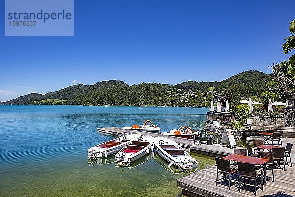 Tretboote und Elektroboote am Bootssteg an der Seepromenade  Fuschlsee  Fuschl am See  Salzkammergut  Land Salzburg  Österreich  Europa