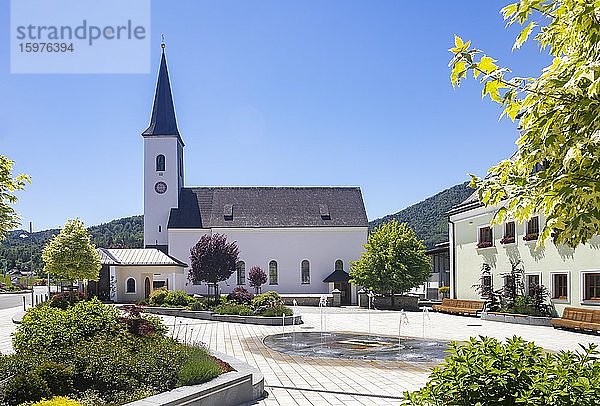 Dorfplatz mit Pfarrkirche zum Heiligen Erasmus  Fuschl am See  Salzkammergut  Land Salzburg  Österreich  Europa