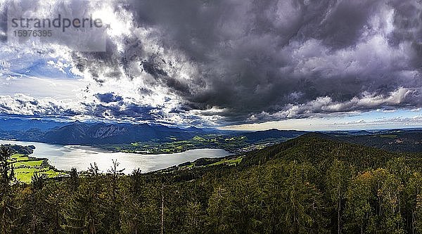 Wolkenstimmung  Gewitterwolken  Blick vom Aussichtsturm Kulmspitze  Mondsee  Salzkammergut  Oberösterreich  Österreich  Europa