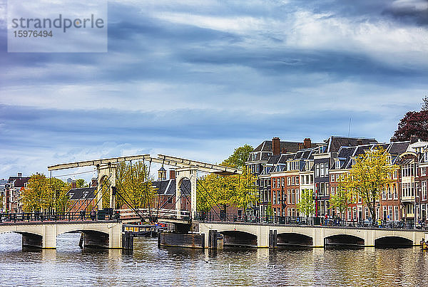 Niederlande  Nordholland  Amsterdam  Wolken über Skinny Bridge