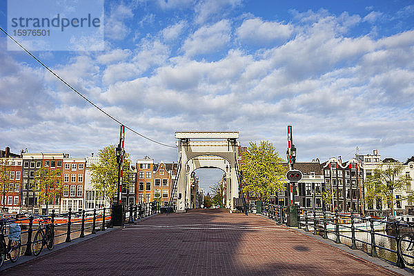 Niederlande  Nordholland  Amsterdam  Wolken über Skinny Bridge