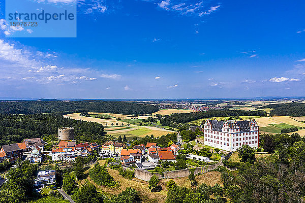 Deutschland  Hessen  Fischbachtal  Luftaufnahme von Schloss und Stadt Lichtenberg