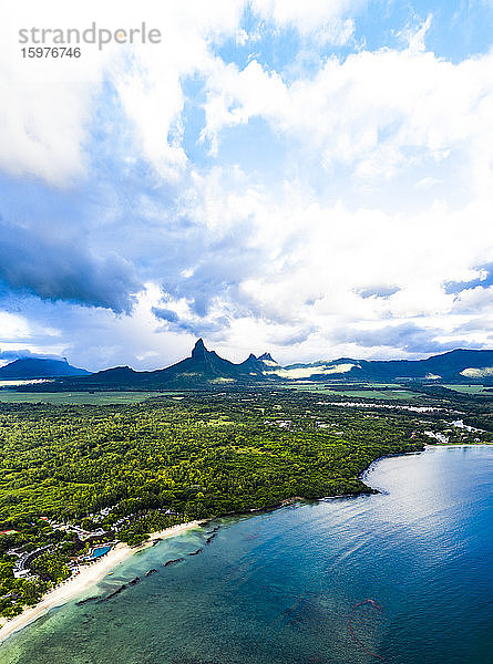 Mauritius  Black River  Flic-en-Flac  Blick aus dem Hubschrauber auf Wolken über dem Dorf am Meer im Sommer mit dem Trois Mamelles-Gebirge im Hintergrund